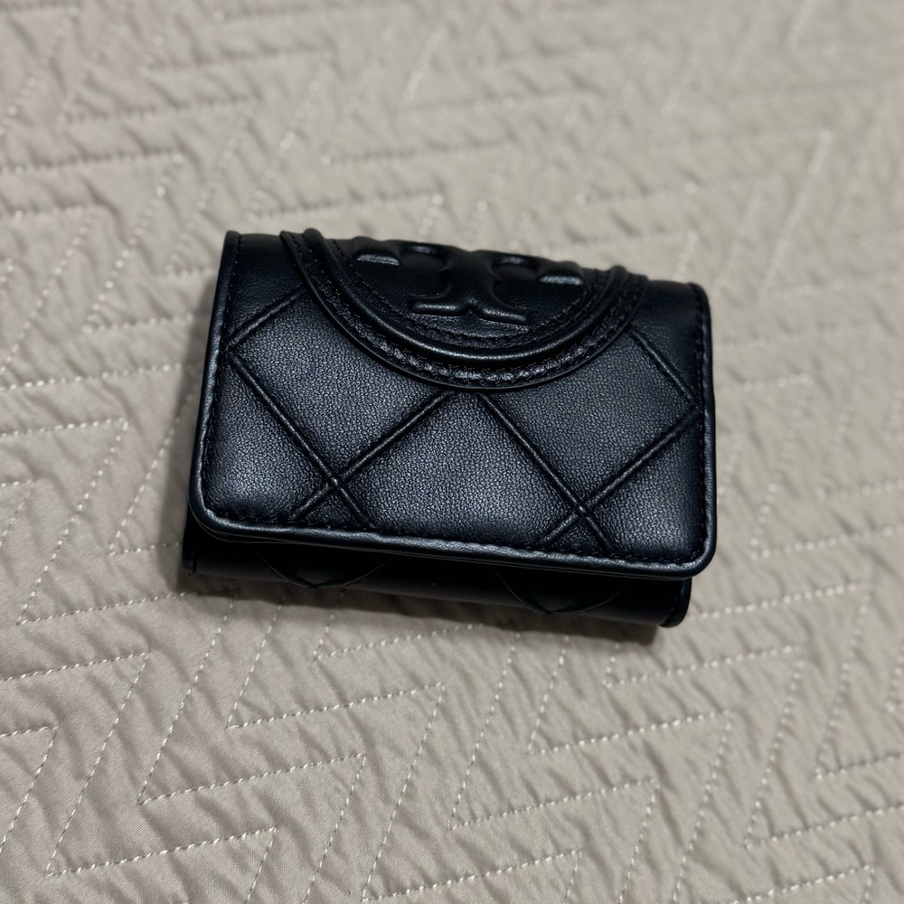 🎉QUICK SALE🎉Tory Burch Small Fleming Wallet - Picture 2 of 8